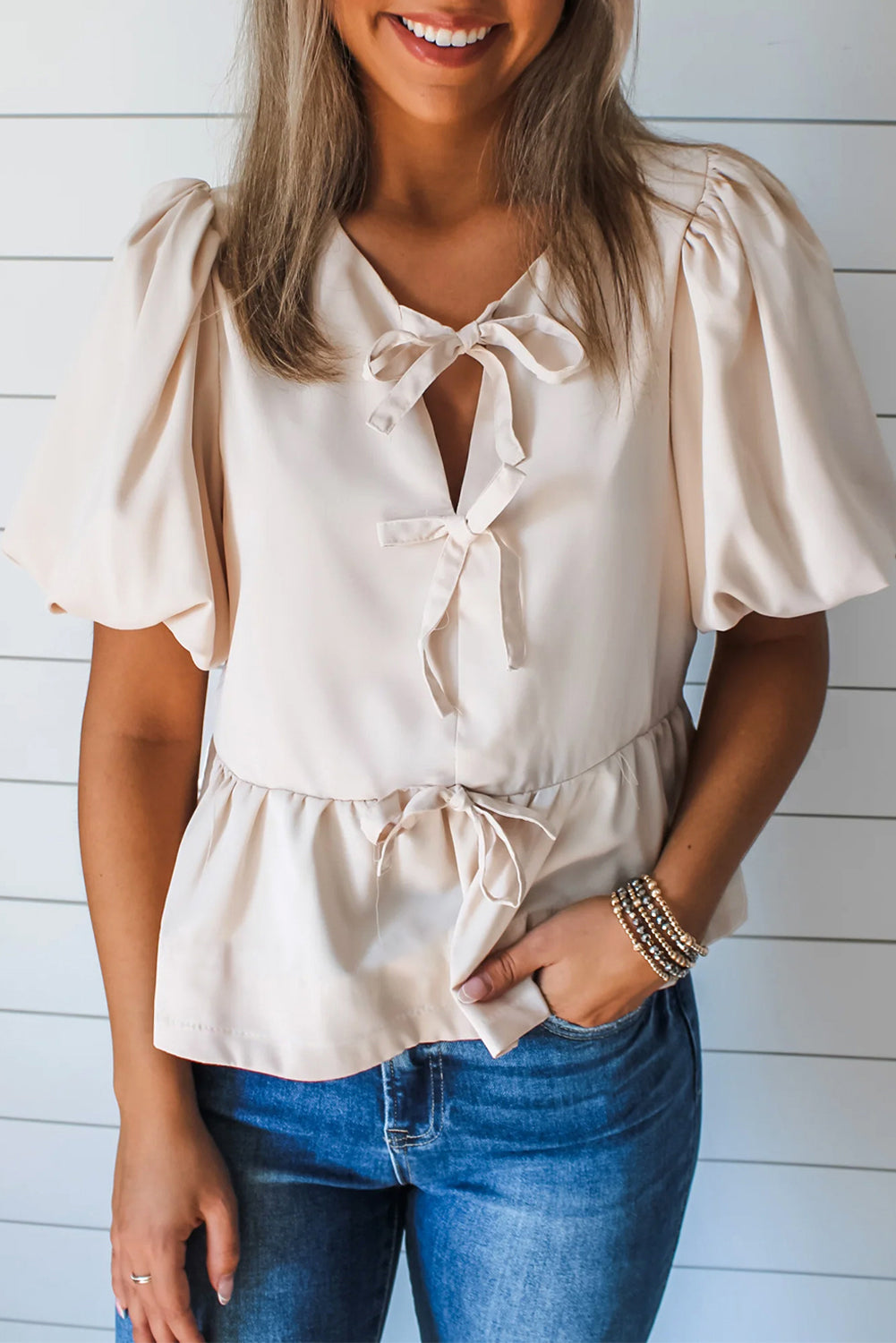 Blusa peplum blanca con lazo y mangas abullonadas
