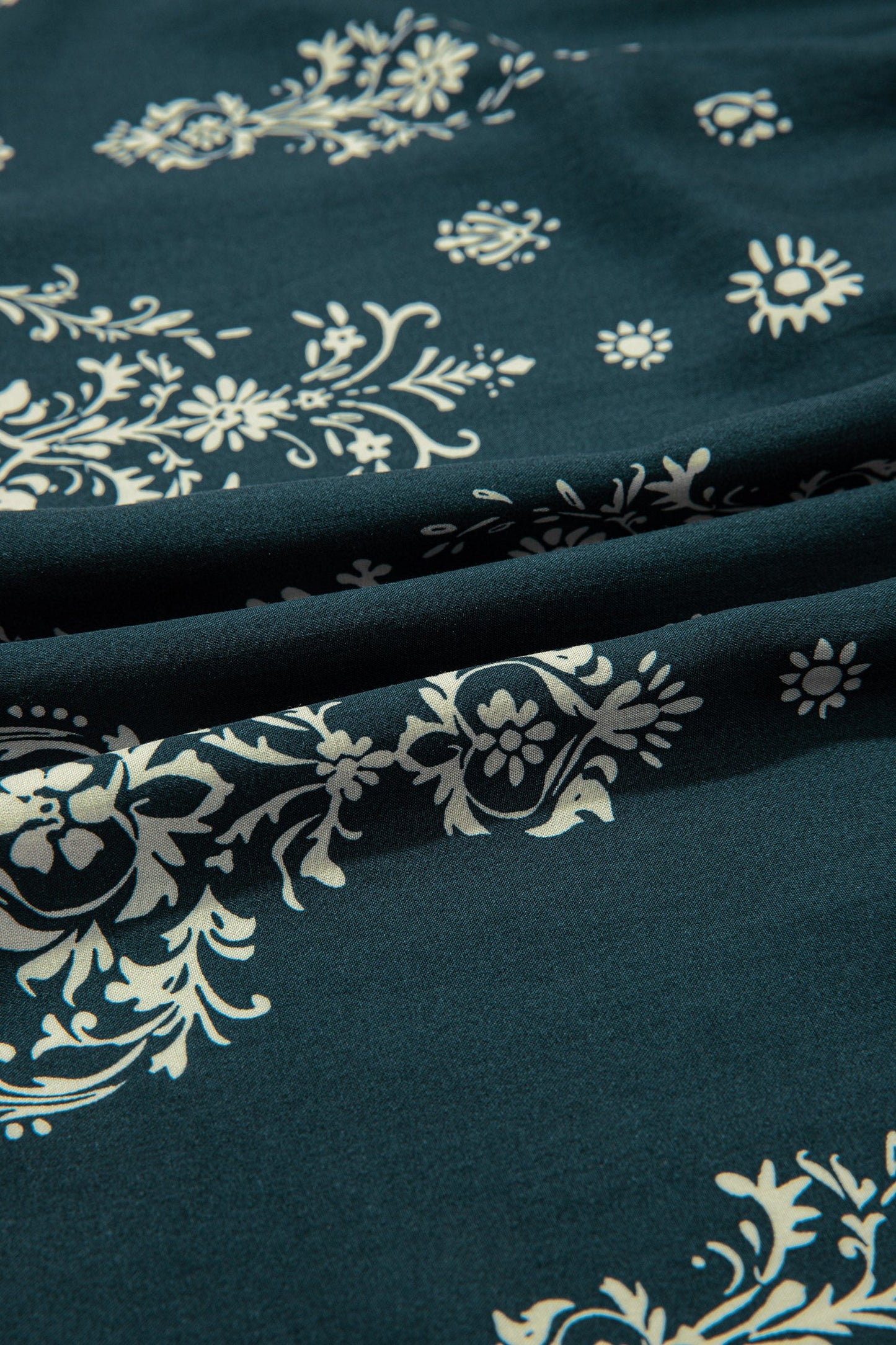 Minivestido azul bohemio con estampado floral, ribete de lechuga y manga 3/4