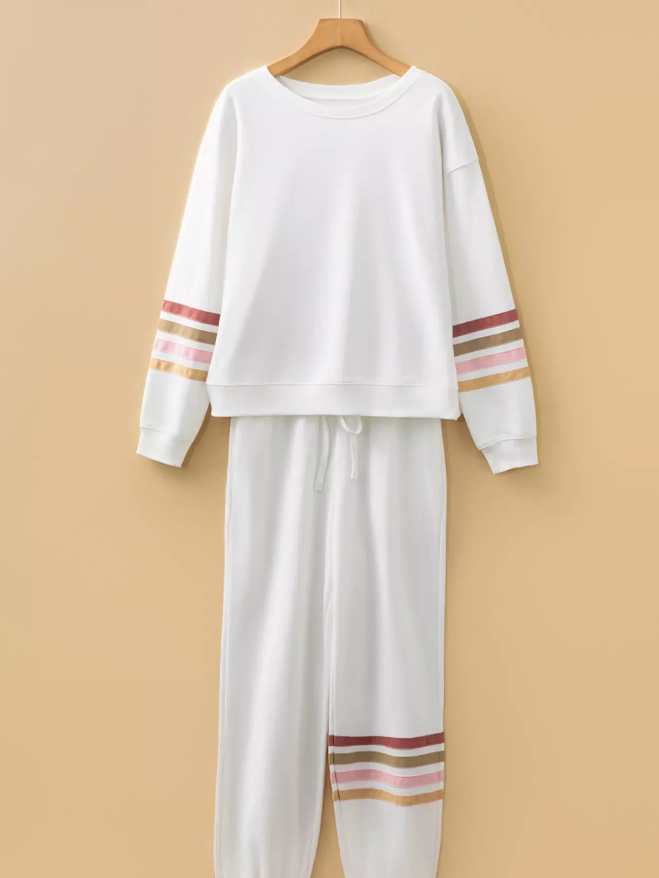 Conjunto de blusa de cuello redondo con ribetes a rayas y pantalón