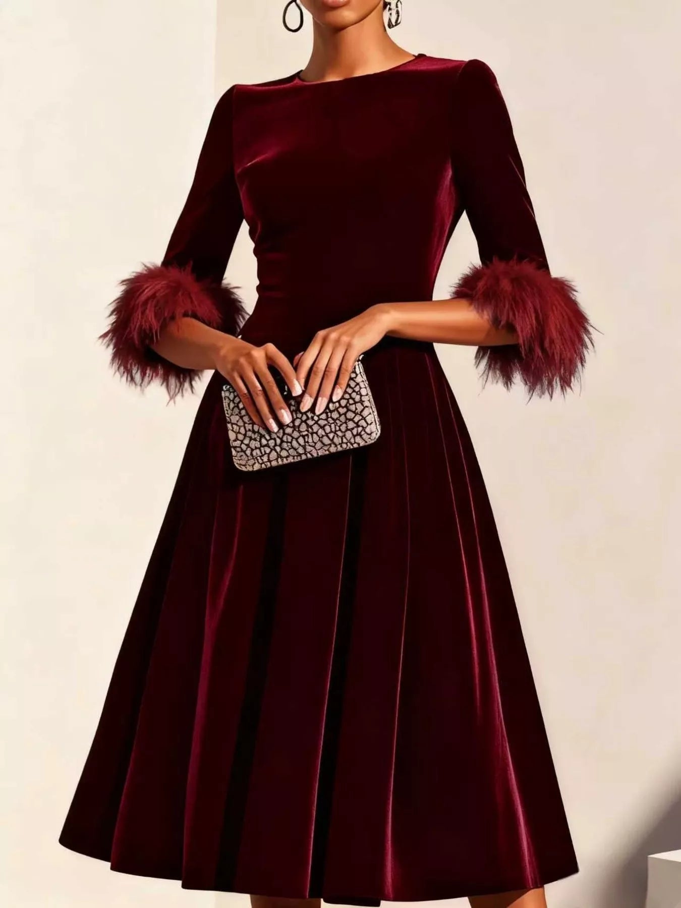 Vestido Midi de Terciopelo con Puños de Plumas