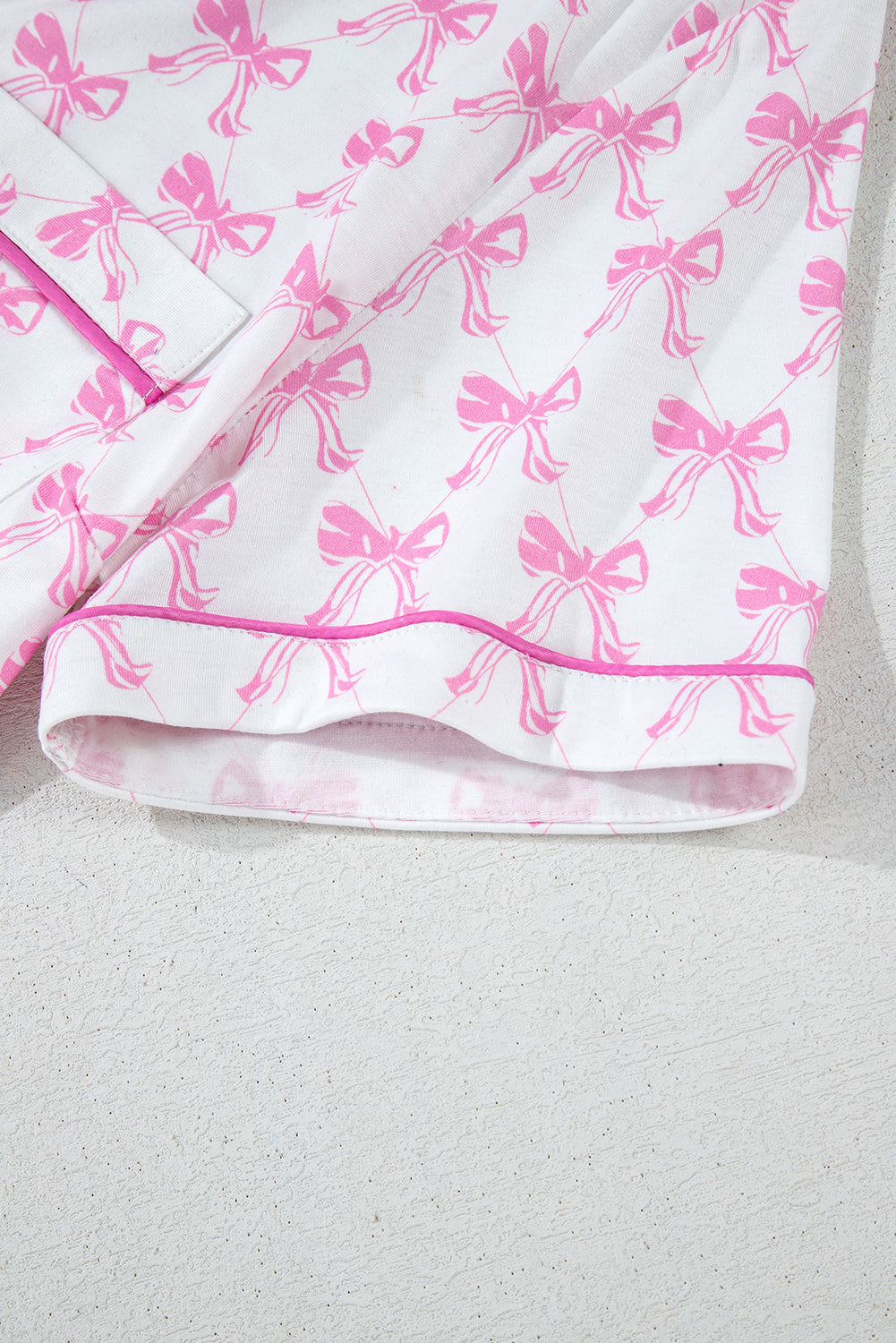 Conjunto de pijama de camisa con estampado de lazo rosa y shorts con dobladillo con volantes