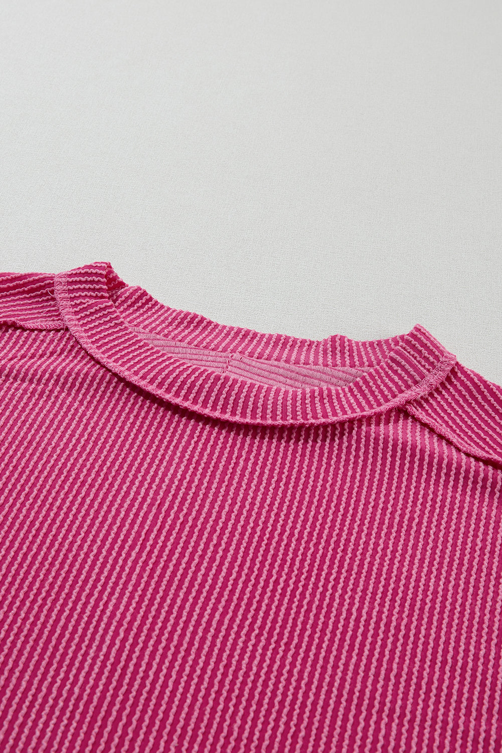 Camiseta blanca de punto acanalado arrugado con cuello redondo