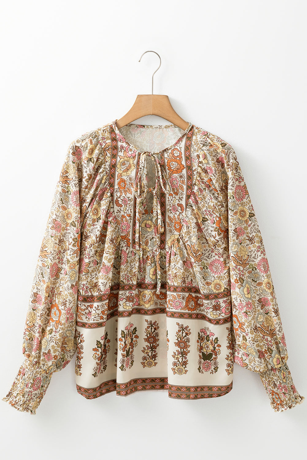 Blusa con estampado floral amarillo, lazo en el cuello y mangas farol