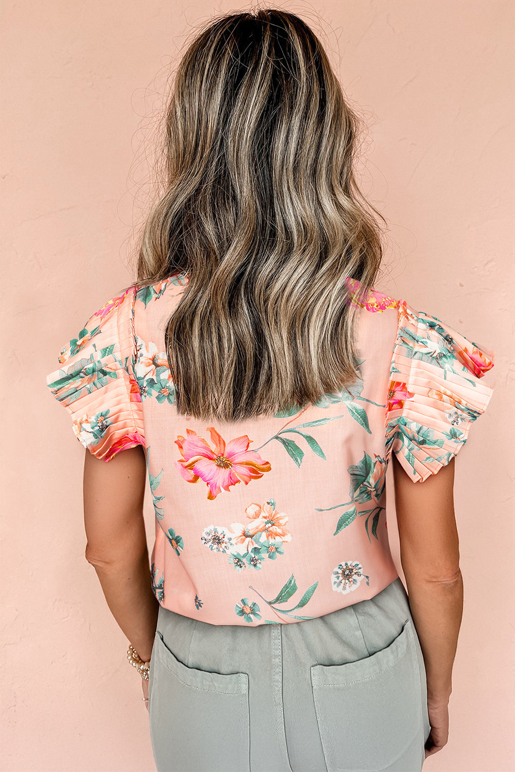 Blusa con estampado floral rosa, volantes, cuello en V y manga plisada