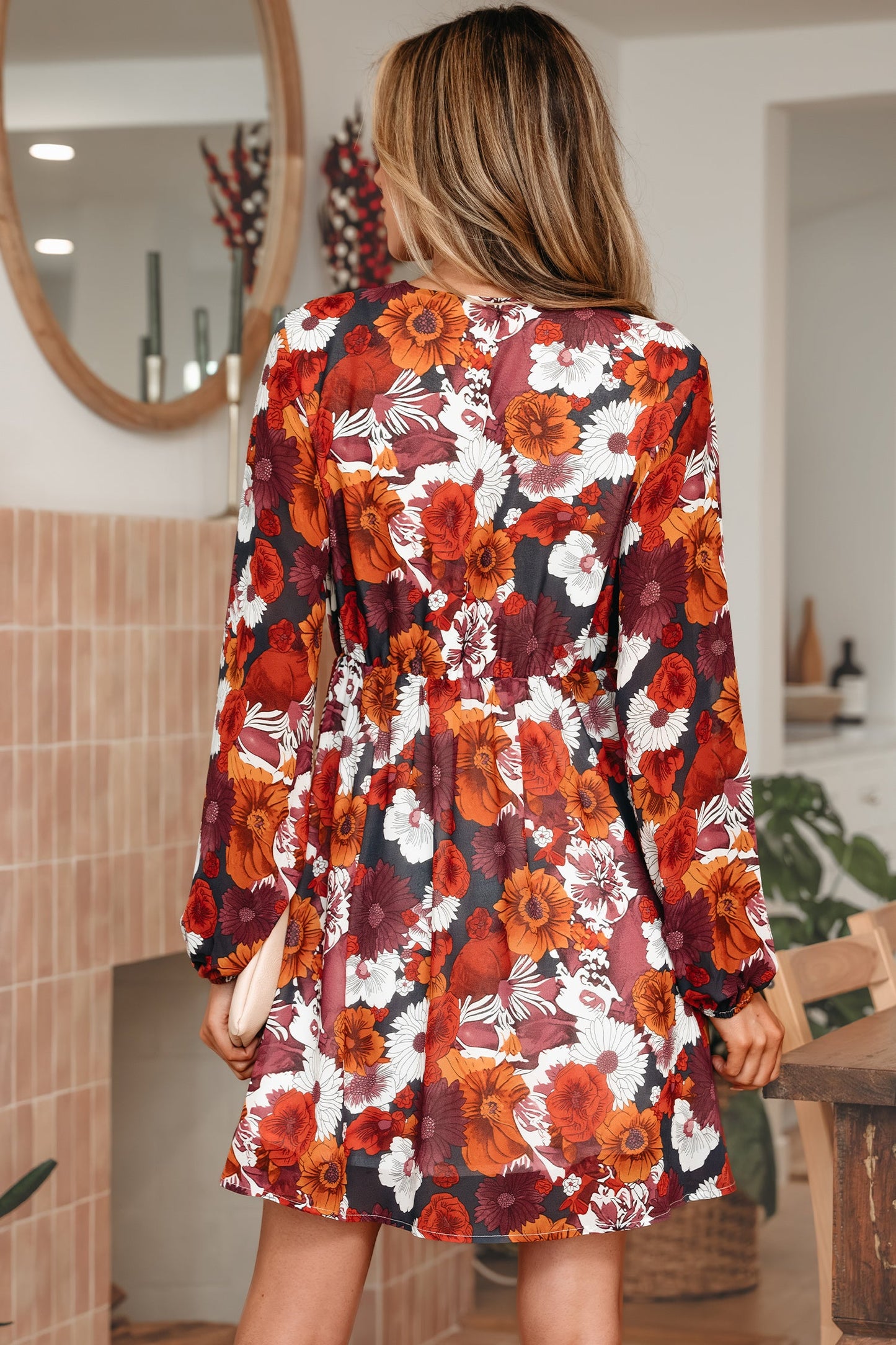 Minivestido fluido rojo con estampado floral, escote cruzado en V y mangas abullonadas