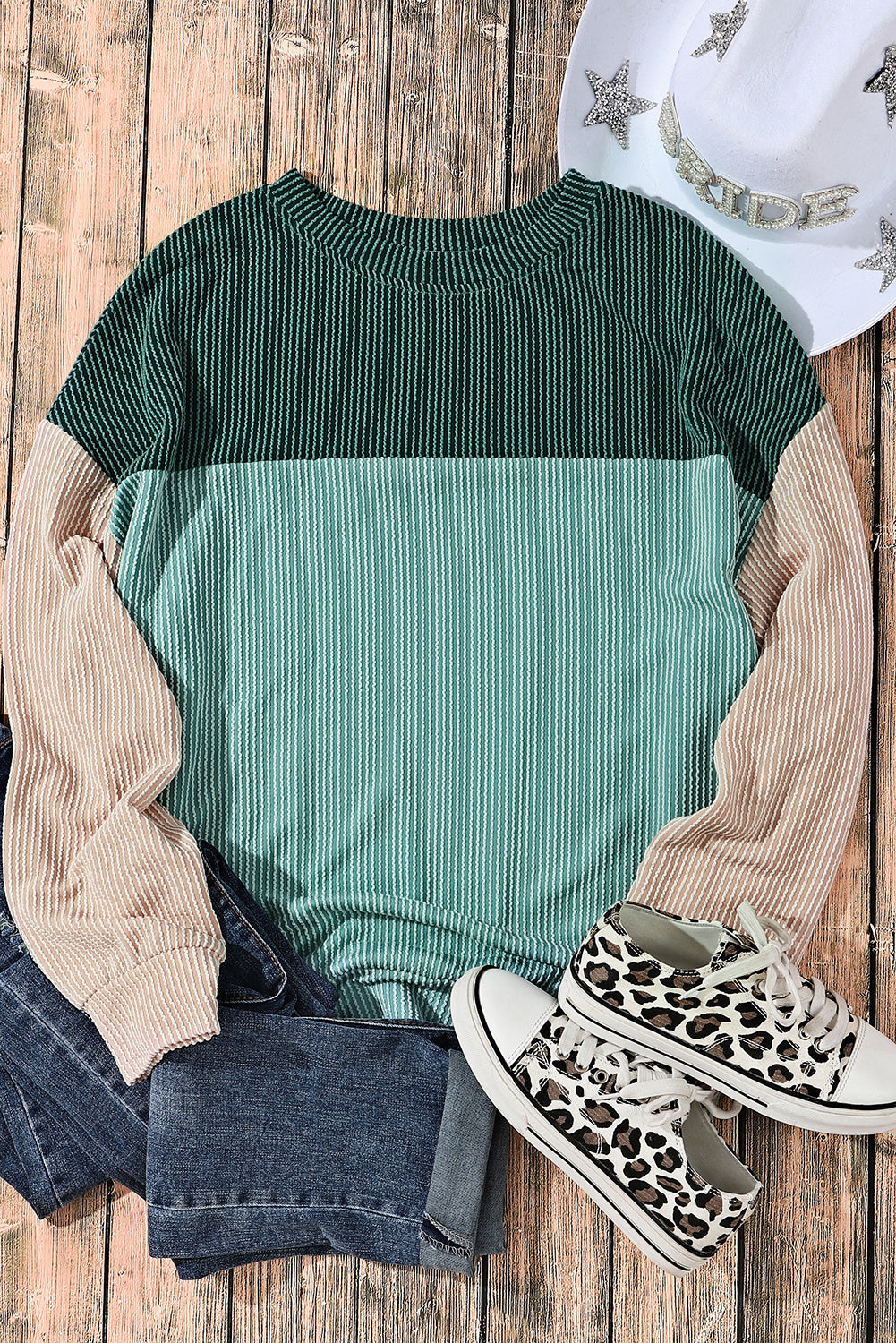 Top suelto de manga larga con bloques de color verde y tejido acanalado