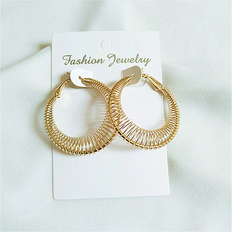 Pendientes curvos de moda de primavera en oro y plata