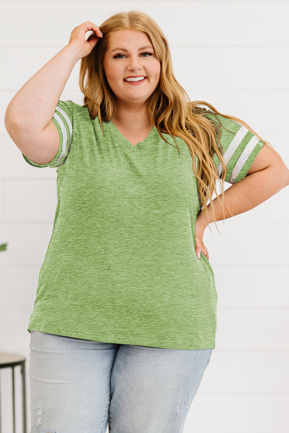 Camiseta de talla grande con cuello de pico a rayas. Consulta la tabla de tallas en "más detalles"