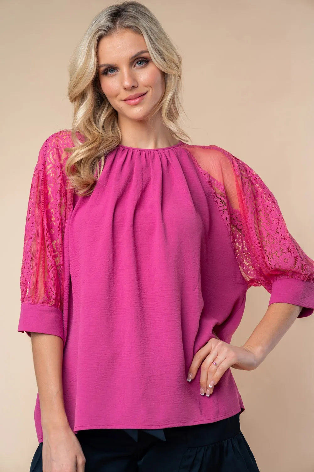 Blusa Blanca de Abedul con Cuello Redondo y Encaje de Media Manga