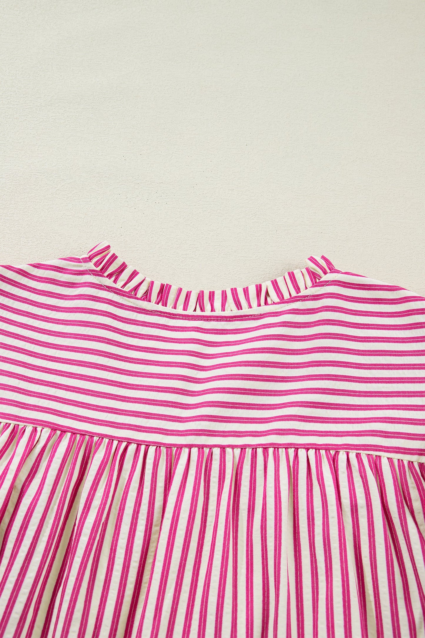 Blusa de manga corta con volantes y canesú fruncido a rayas de rosas