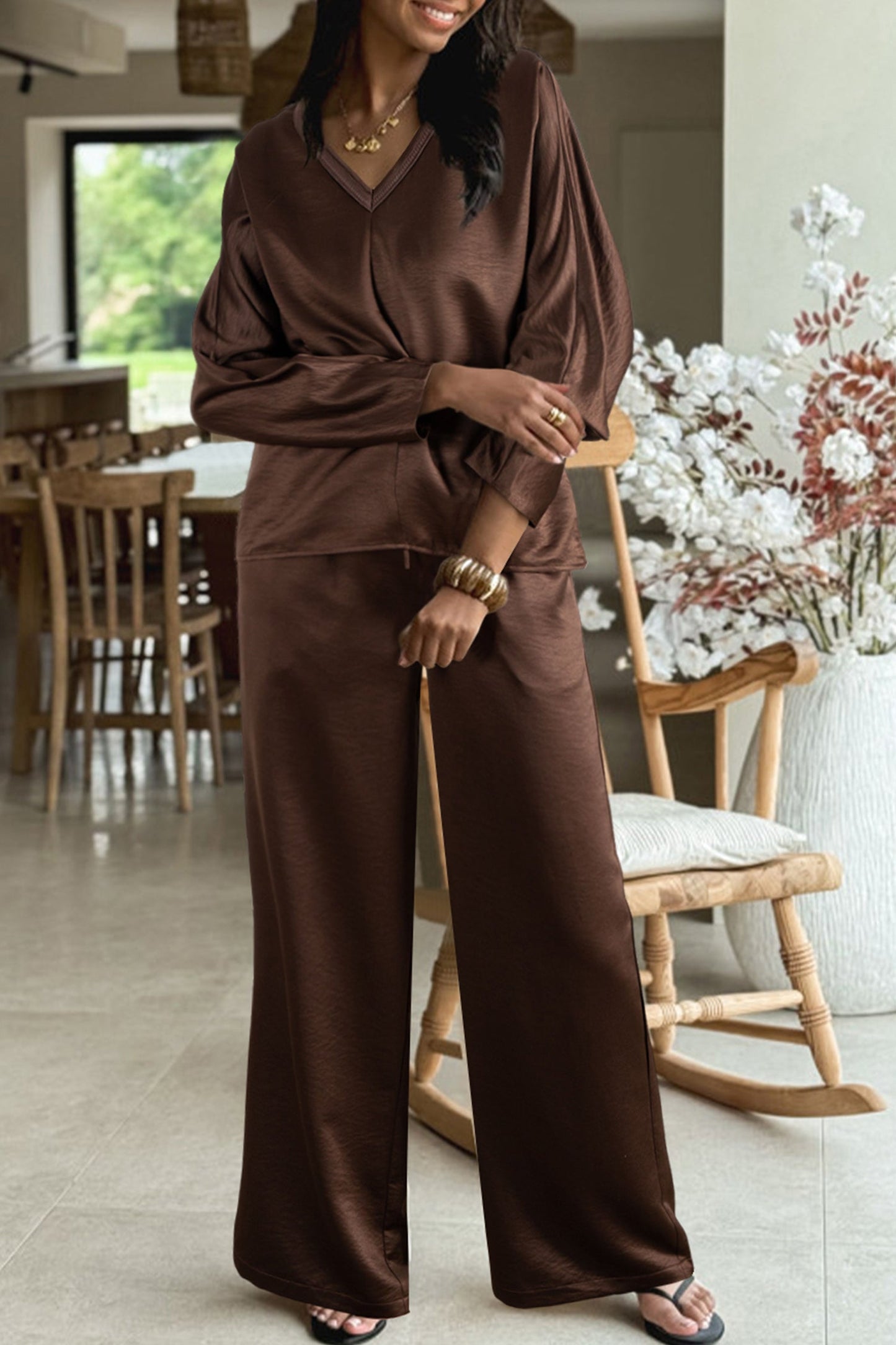 Conjunto de 2 piezas: top suelto de manga larga con cuello de pico trenzado marrón oscuro y pantalones de talle alto con cordón