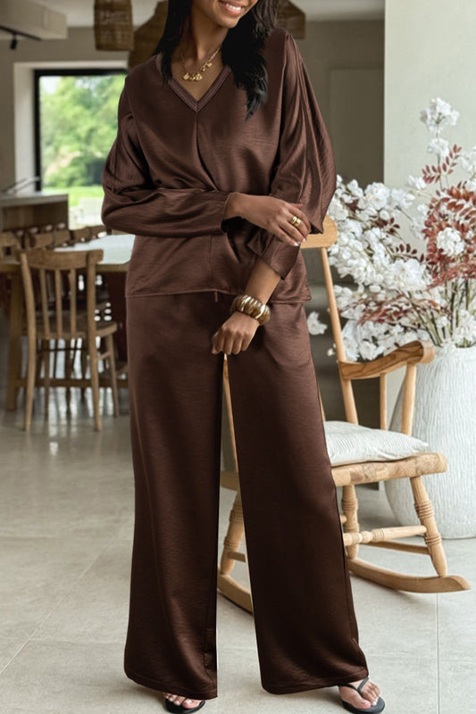 Conjunto de 2 piezas: top suelto de manga larga con cuello de pico trenzado marrón oscuro y pantalones de talle alto con cordón