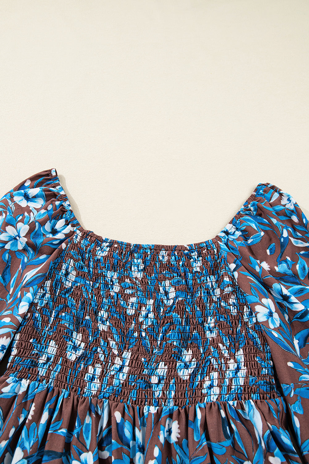 Vestido floral azul con cuerpo fruncido, cintura alta y mangas con volantes