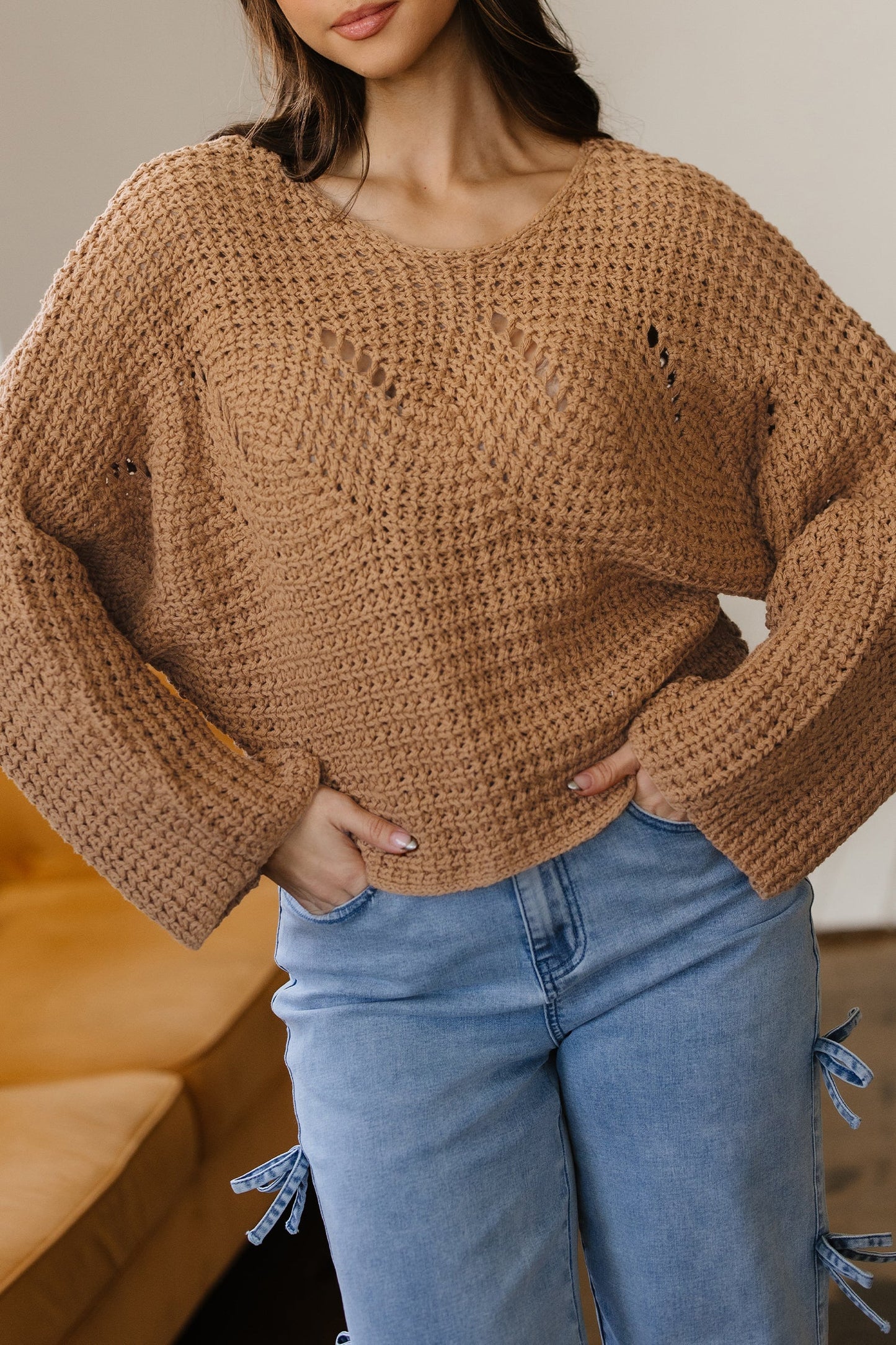 Suéter holgado con mangas anchas y detalles calados blancos