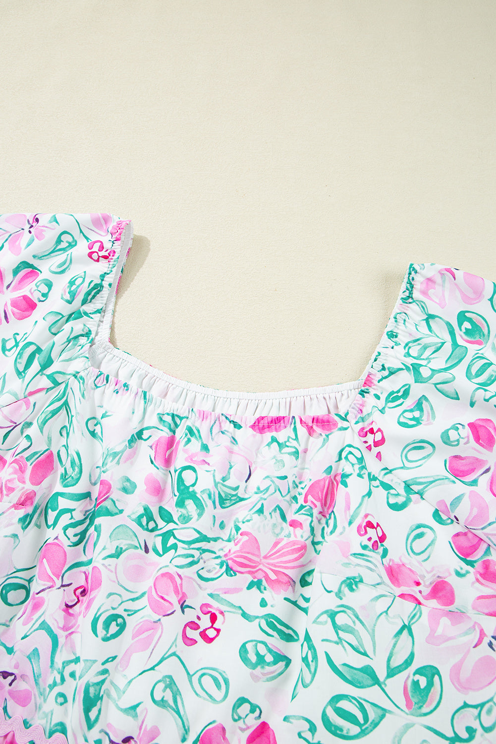 Minivestido de talla grande con estampado floral blanco, ribete de ric-rac y escote cuadrado