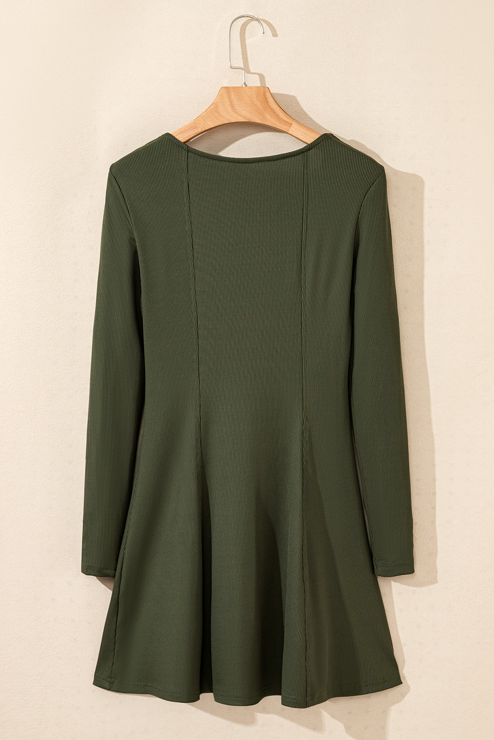 Minivestido de canalé verde aguacate con cuello cuadrado y manga larga abotonado
