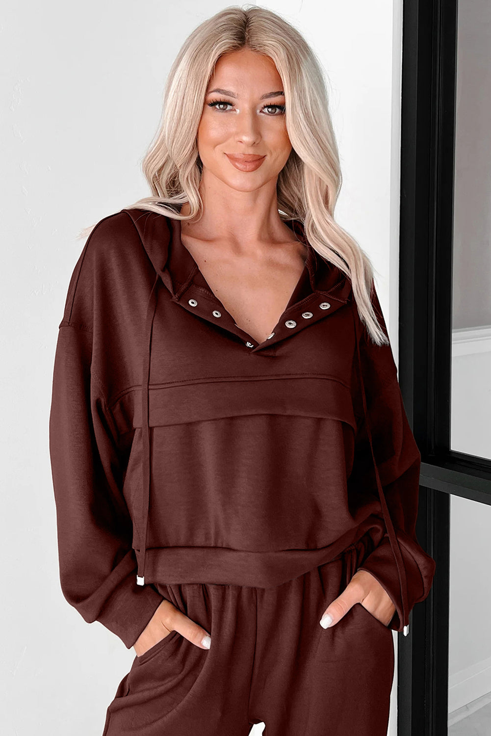 Conjunto de 2 piezas de Sudadera Corta con Capucha, Cordón, Botones y Jogger color café de achicoria