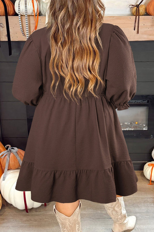 Vestido Mini Texturizado con Cuello en V, Mangas Abullonadas y Volantes en Talla Grande Color Café