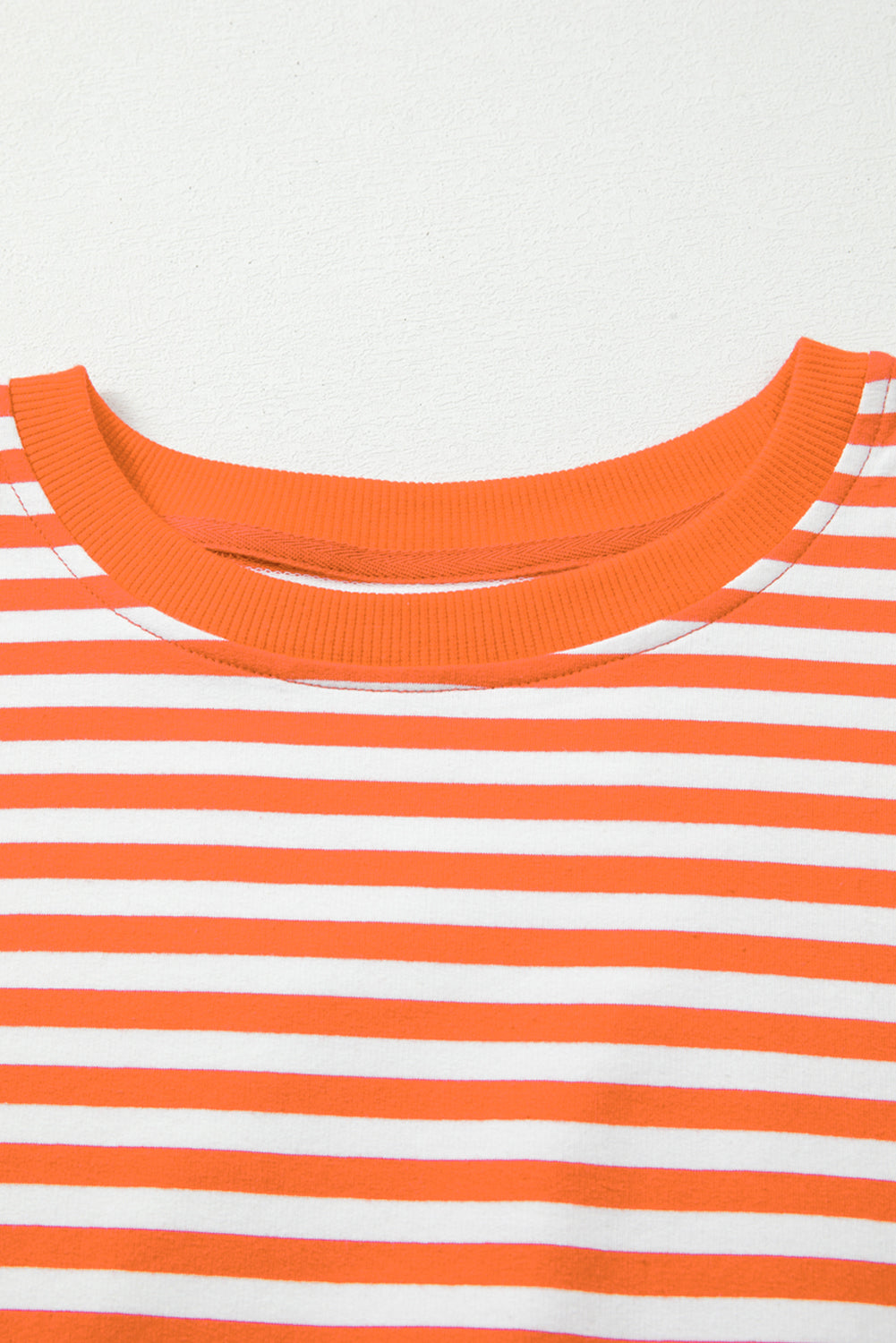 Top tipo jersey casual de hombros caídos con costuras expuestas a rayas naranjas