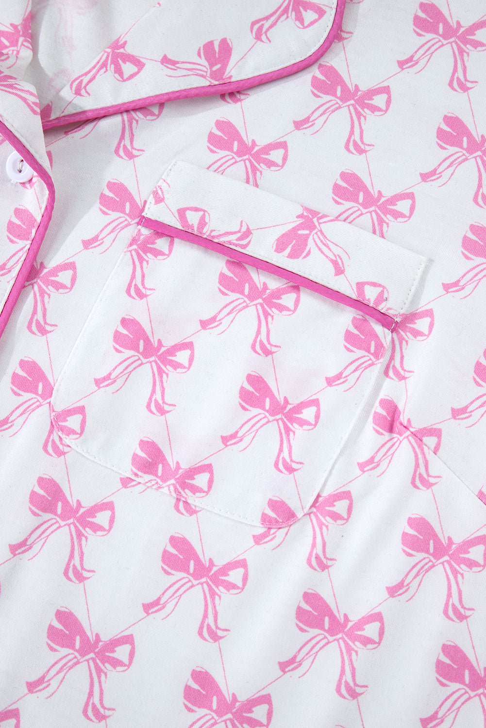 Conjunto de pijama de camisa con estampado de lazo rosa y shorts con dobladillo con volantes