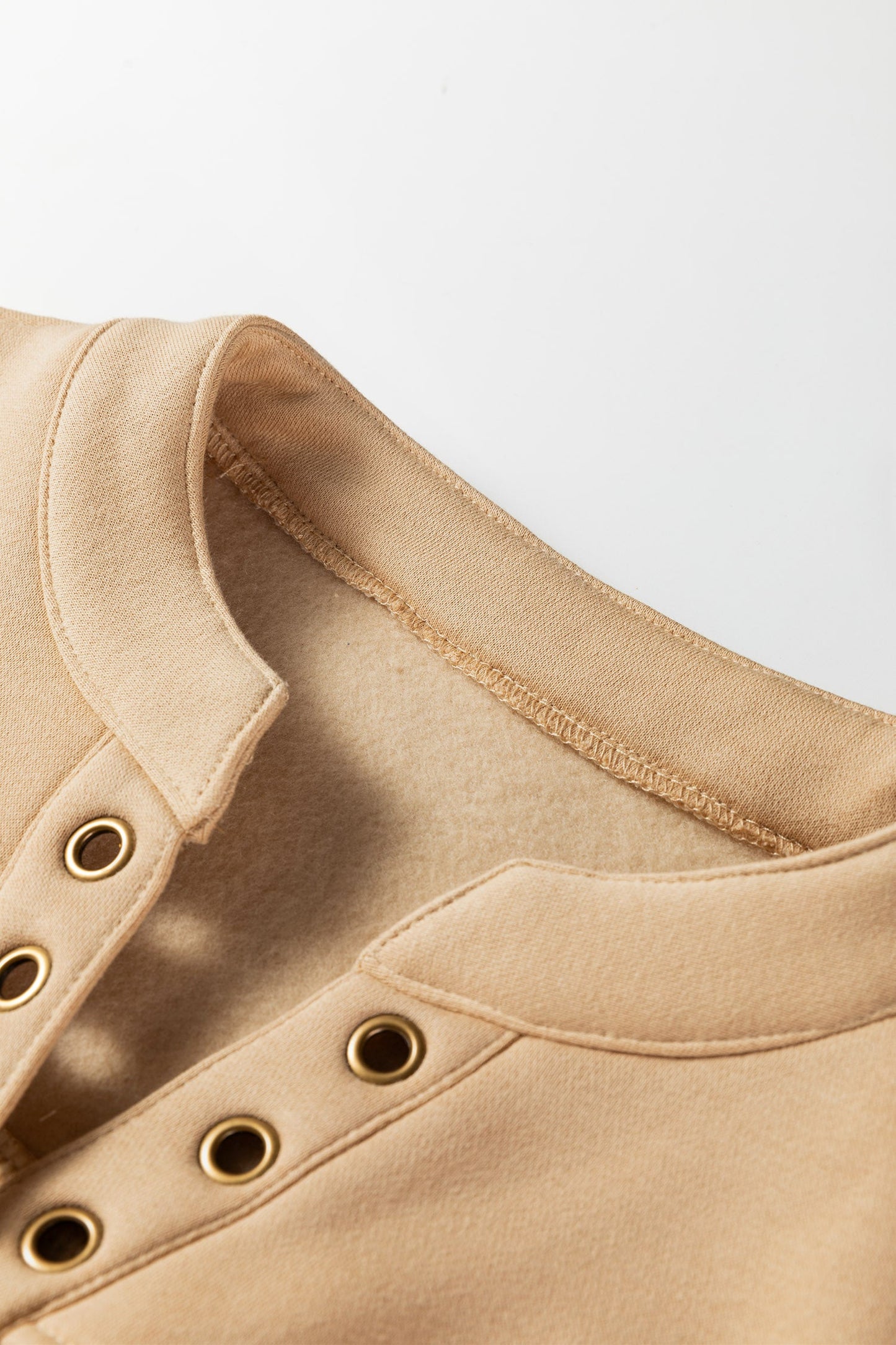 Sudadera con cuello de pico, detalles de ojales y color beige francés claro
