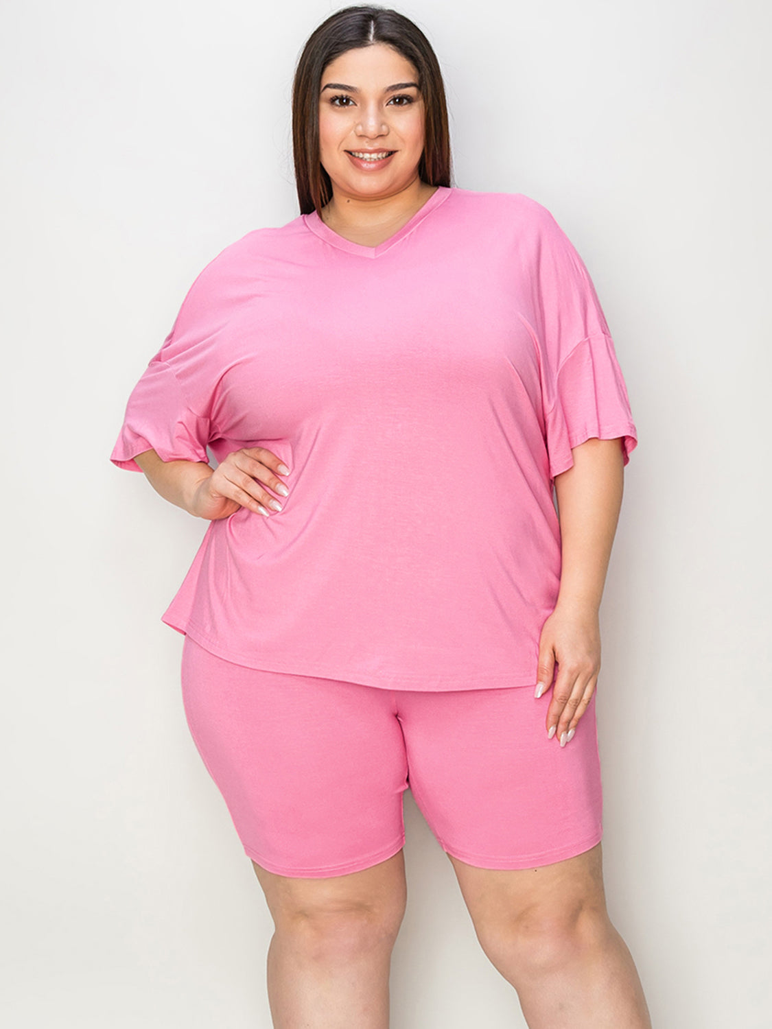 Conjunto de camiseta con cuello en V de talla grande Basic Bae con hombros caídos y pantalones cortos