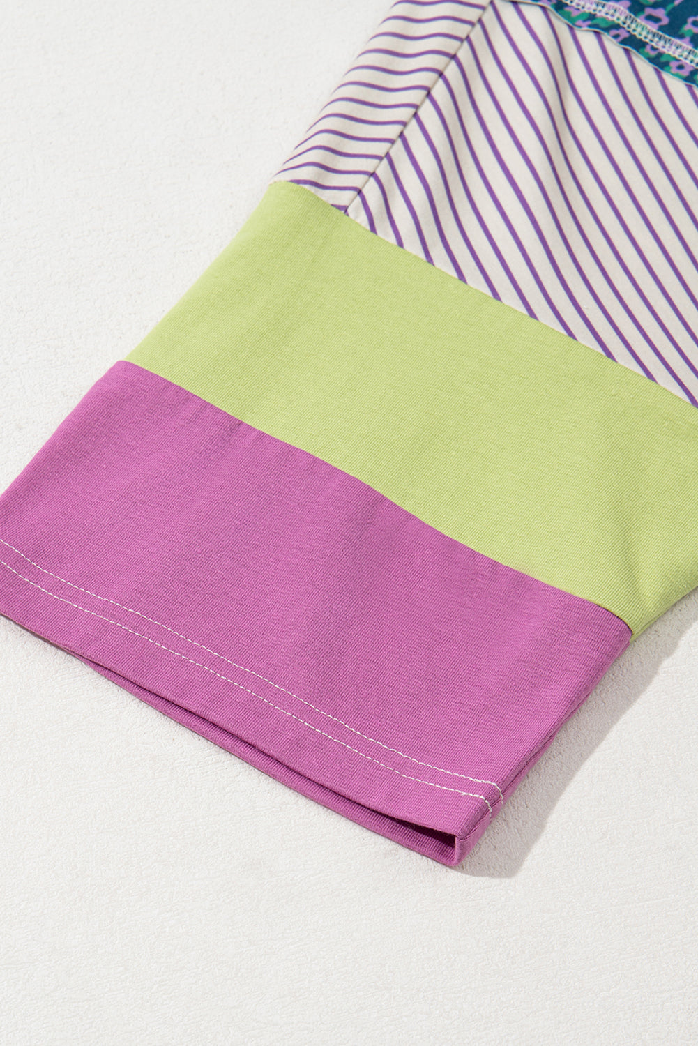 Blusa de manga tres cuartos con bloques de color florales a rayas moradas y parches con bordes sin rematar