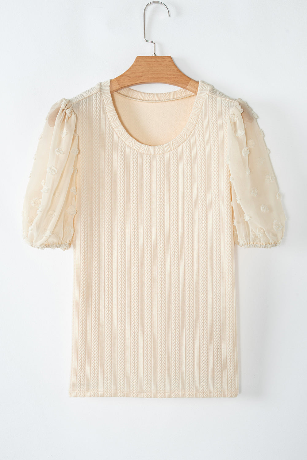 Blusa texturizada color albaricoque con mangas abullonadas de malla y lunares
