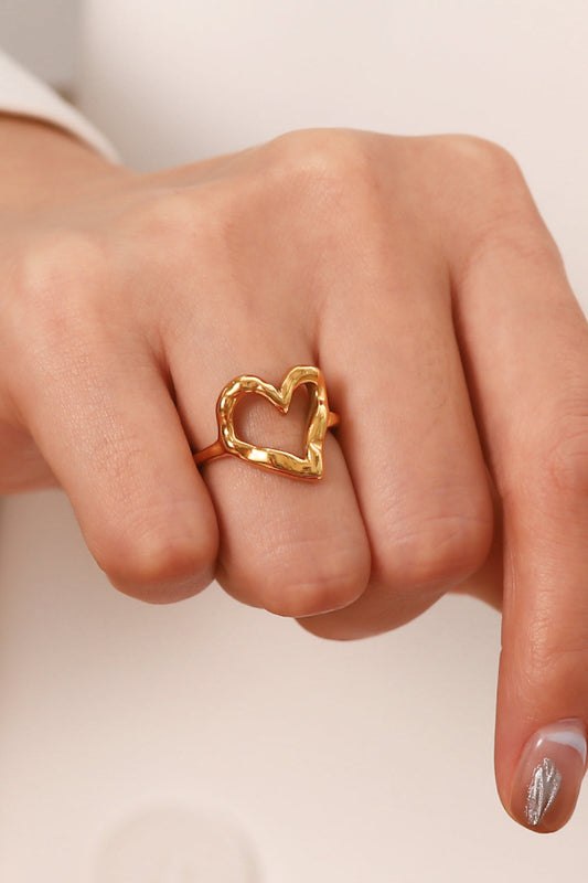 Anillo con forma de corazón chapado en oro de 18 quilates