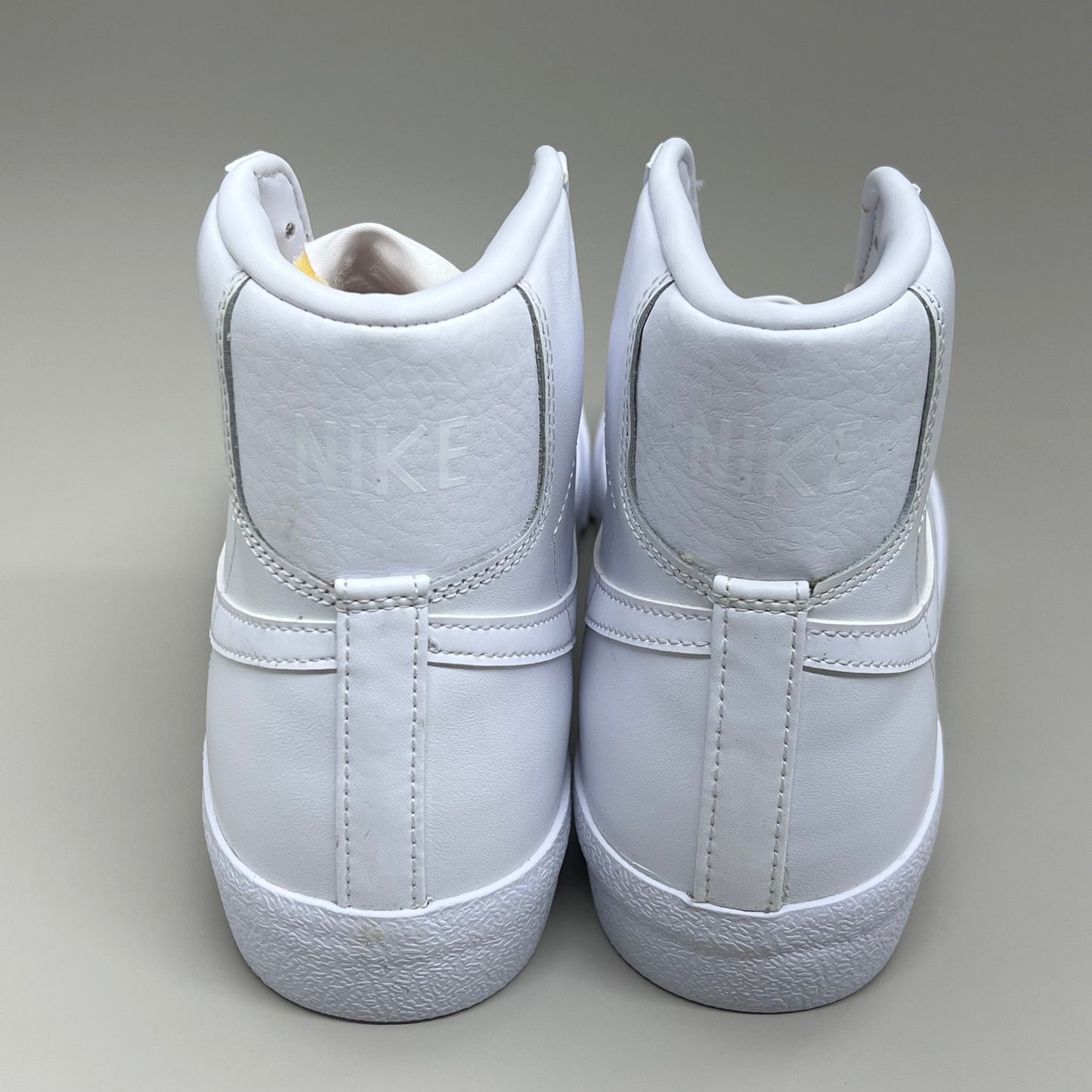 NIKE Blazer Mid 77' Zapatillas de corte alto Talla de mujer 10 Hombre 8.5 Blanco y Melocotón CZ1055-117