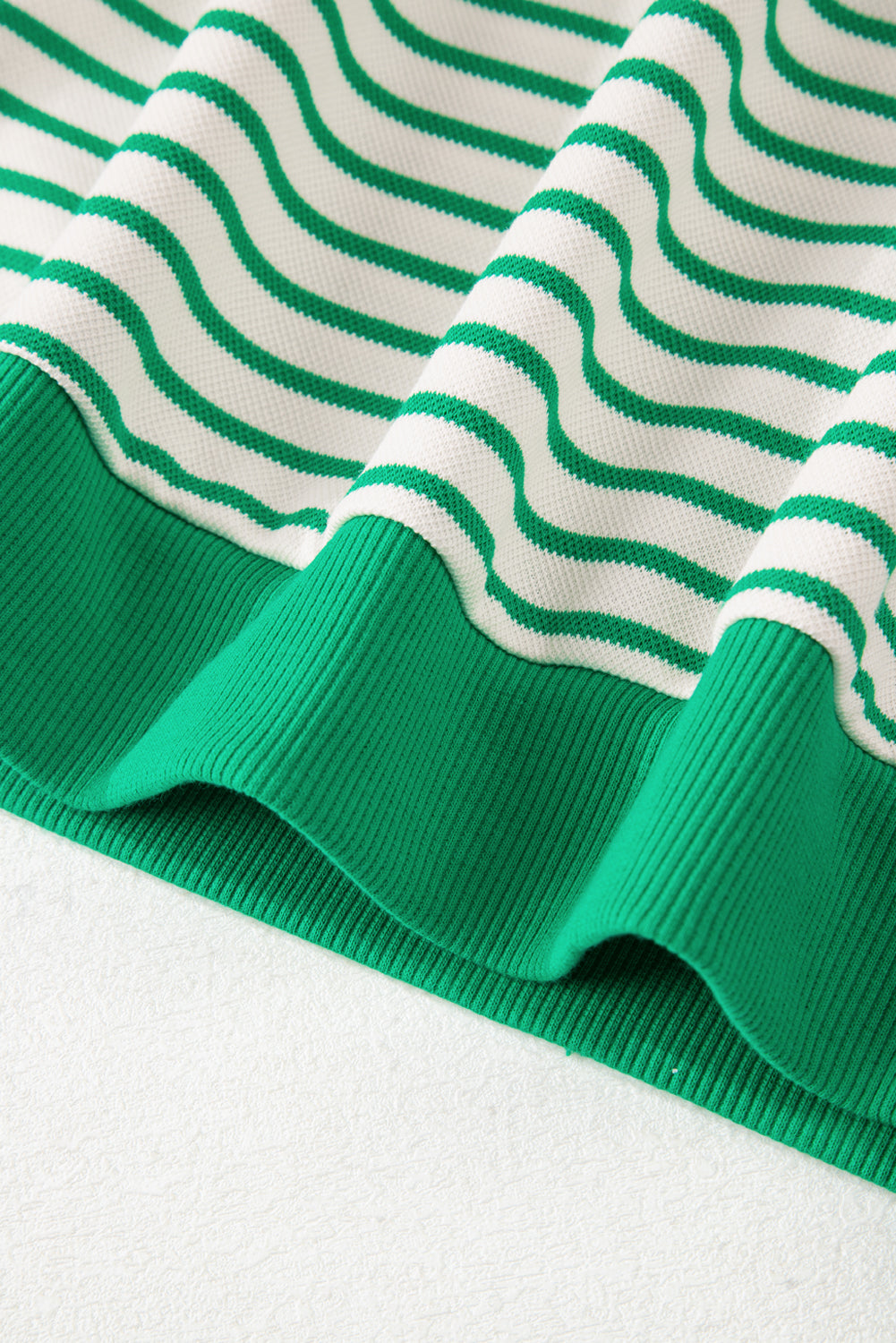 Top de Manga Corta con Volantes y Rayas en Contraste Verde Brillante