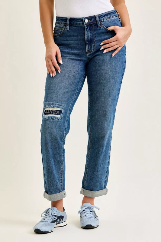 Jeans Judy Blue Boyfriend de tiro medio con parches bordados