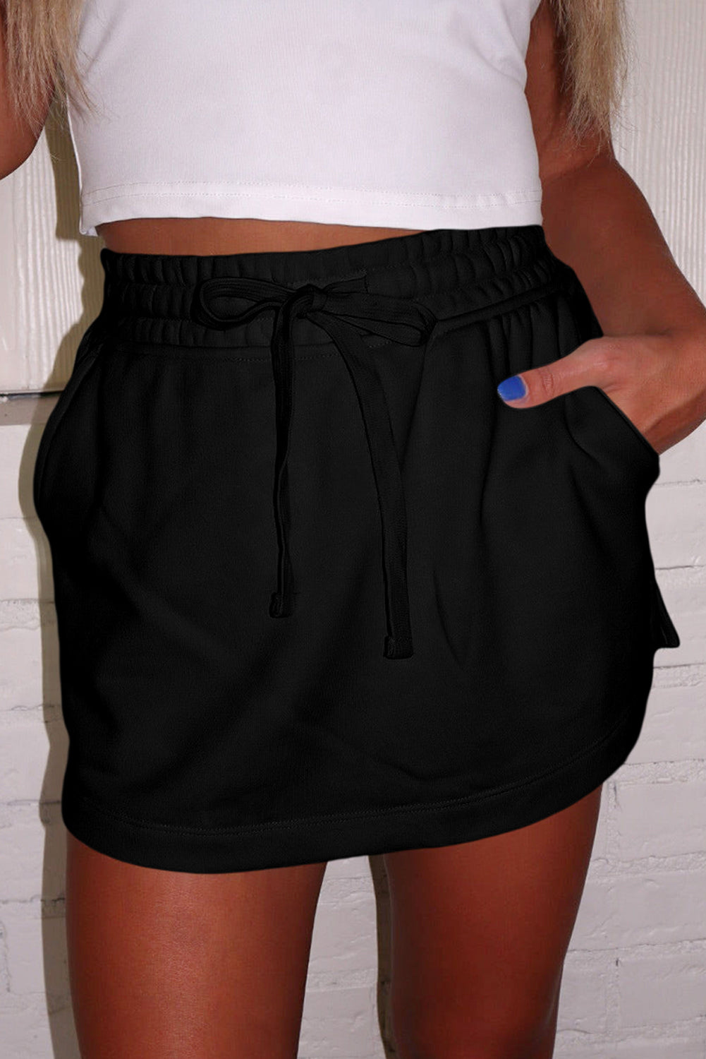 Minifalda pantalón de felpa francesa negra con cordón y bolsillos