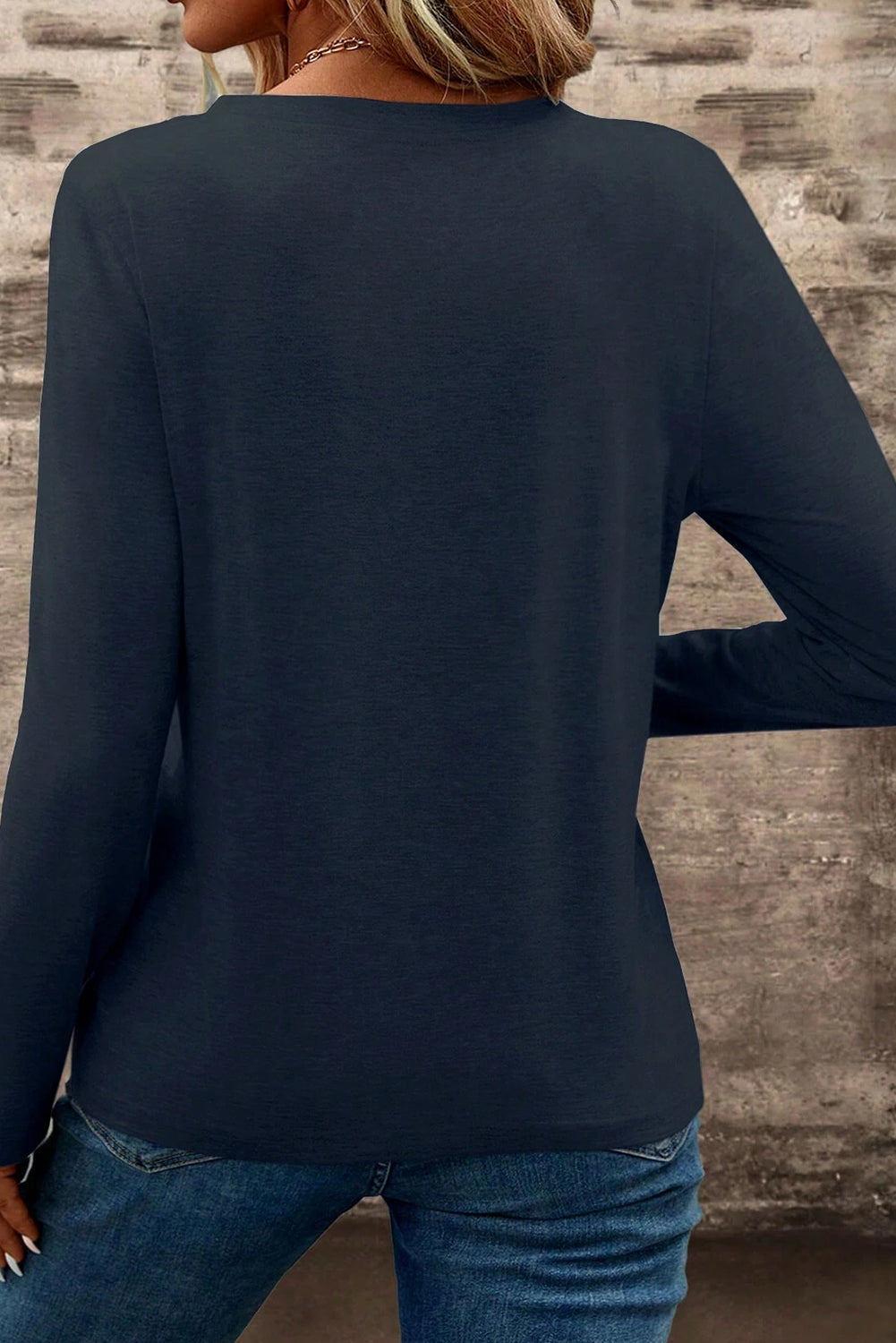 Camiseta de manga larga con cuello de pico, bolsillo y parche, color azul sucio
