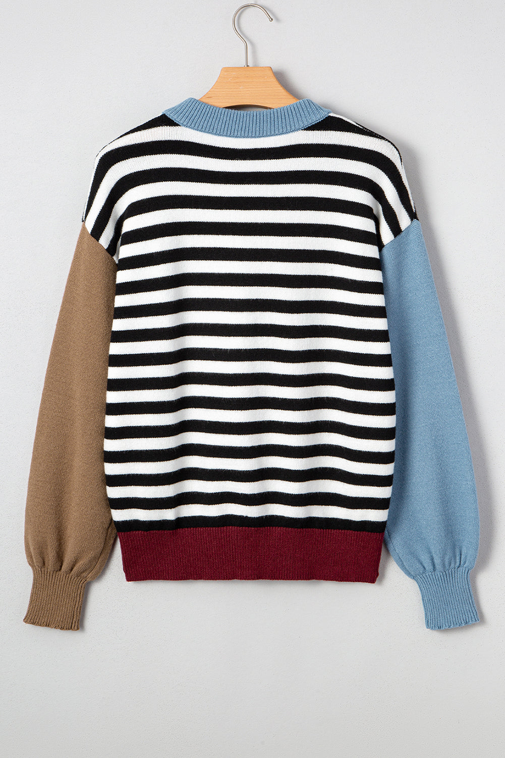 Suéter elegante con mangas color block a rayas en negro