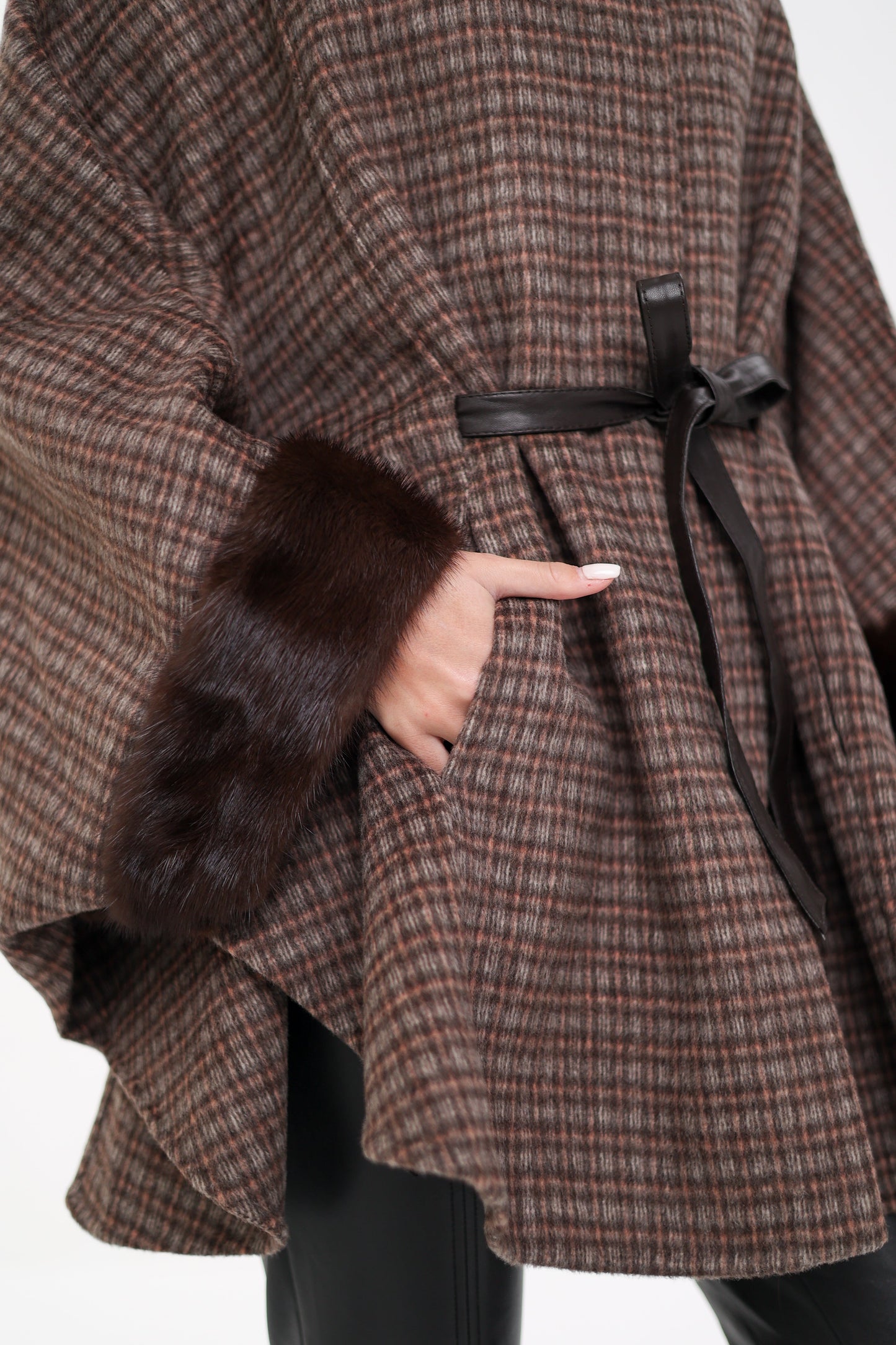 Poncho de lana de doble cara con piel de visón escandinavo auténtico