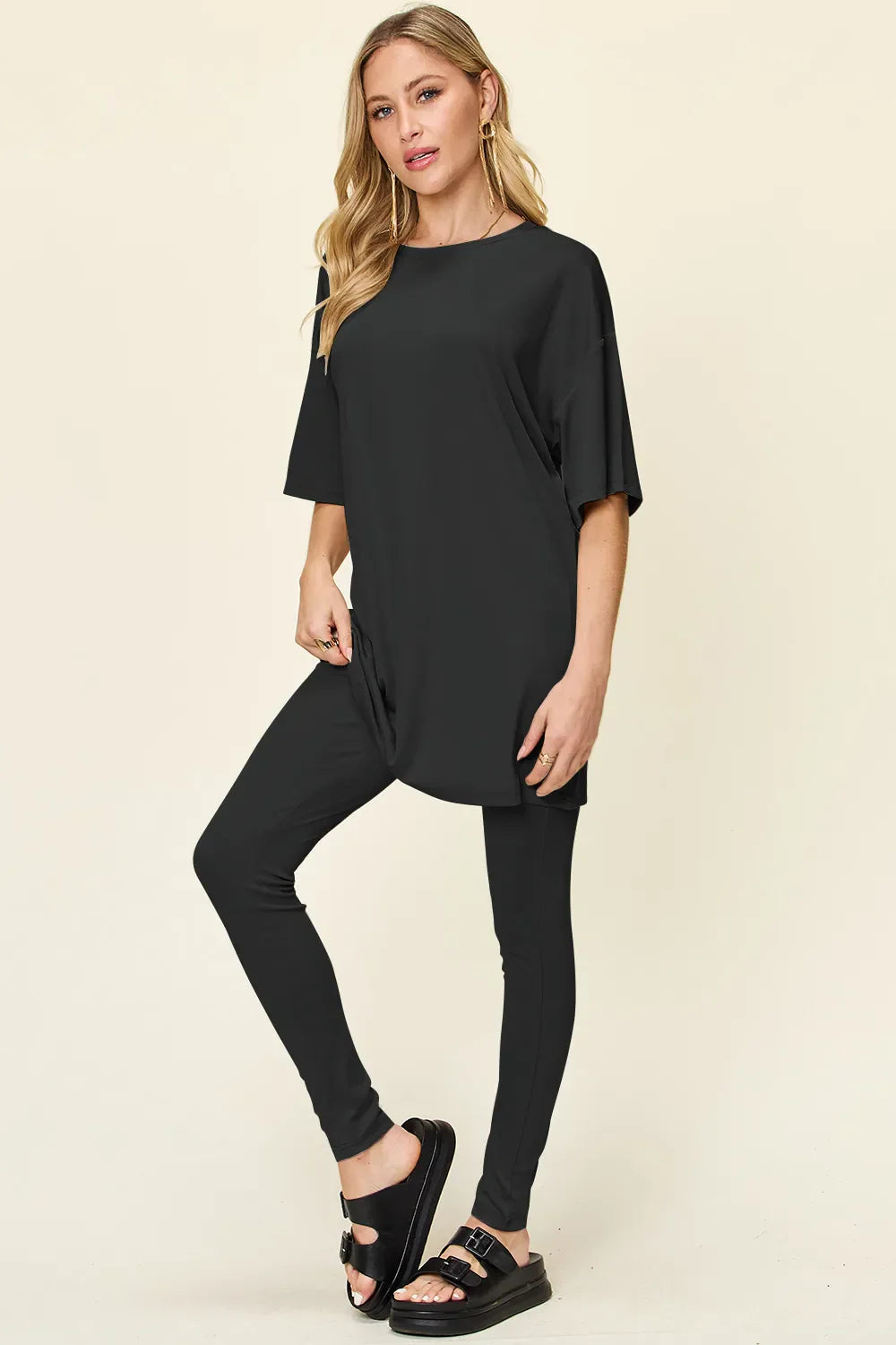 Conjunto de camiseta de manga caída con cuello redondo de tamaño completo y leggings Double Take