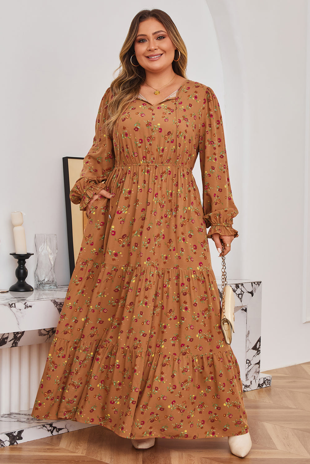Vestido largo maxi con estampado floral de talla grande en color marrón con cuello de pico, mangas con volantes y diseño a capas