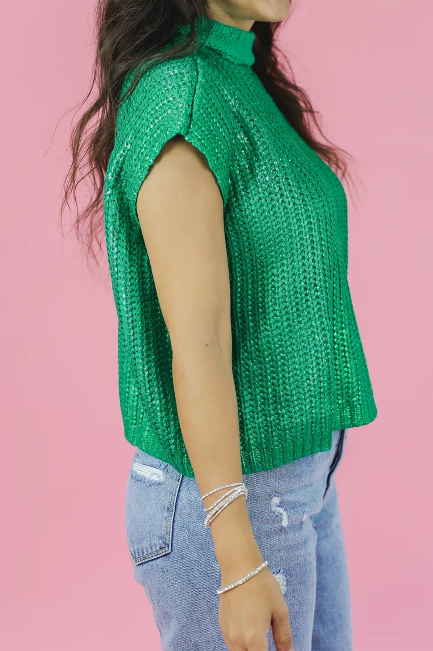 Suéter de punto de color verde brillante liso con cuello alto y manga corta