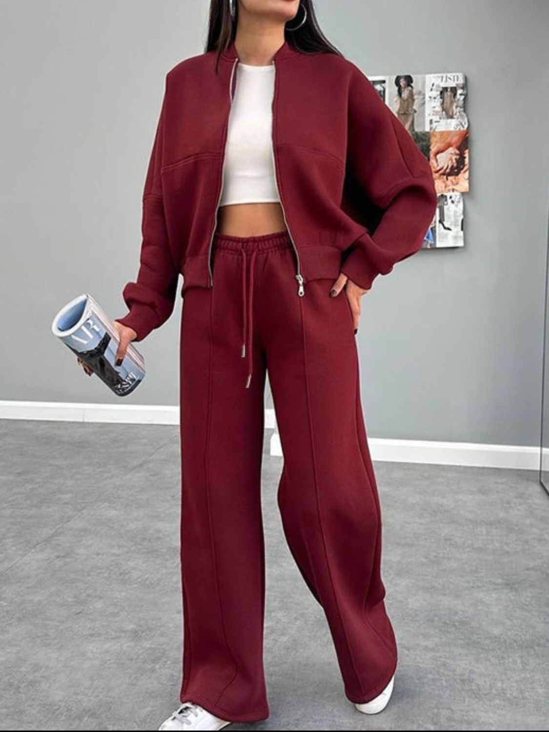 Conjunto de top con cremallera y cuello estilo béisbol y pantalones con cordón