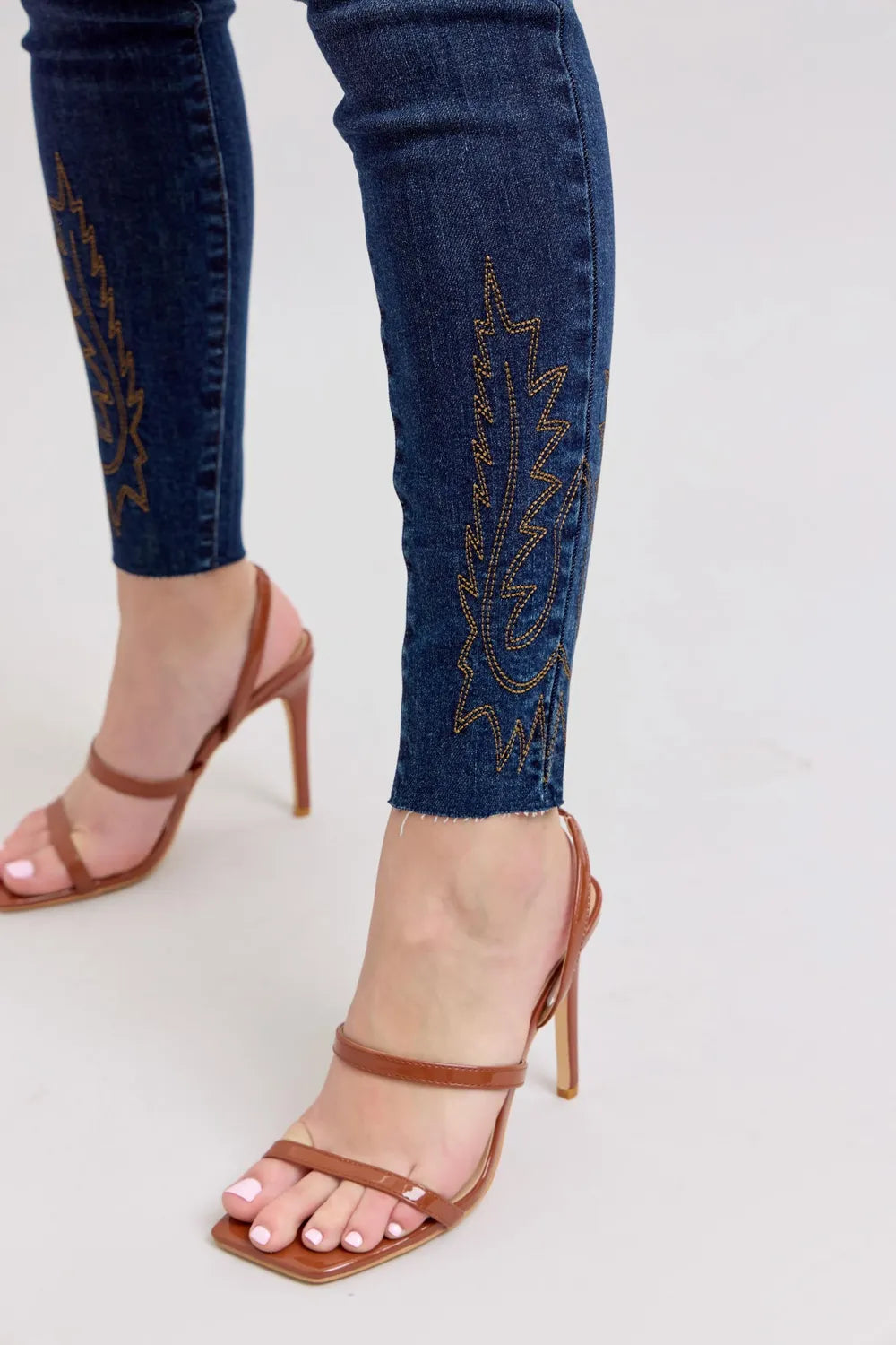 Judy Blue Full Size Vaqueros ajustados bordados de tiro alto Talla Grande