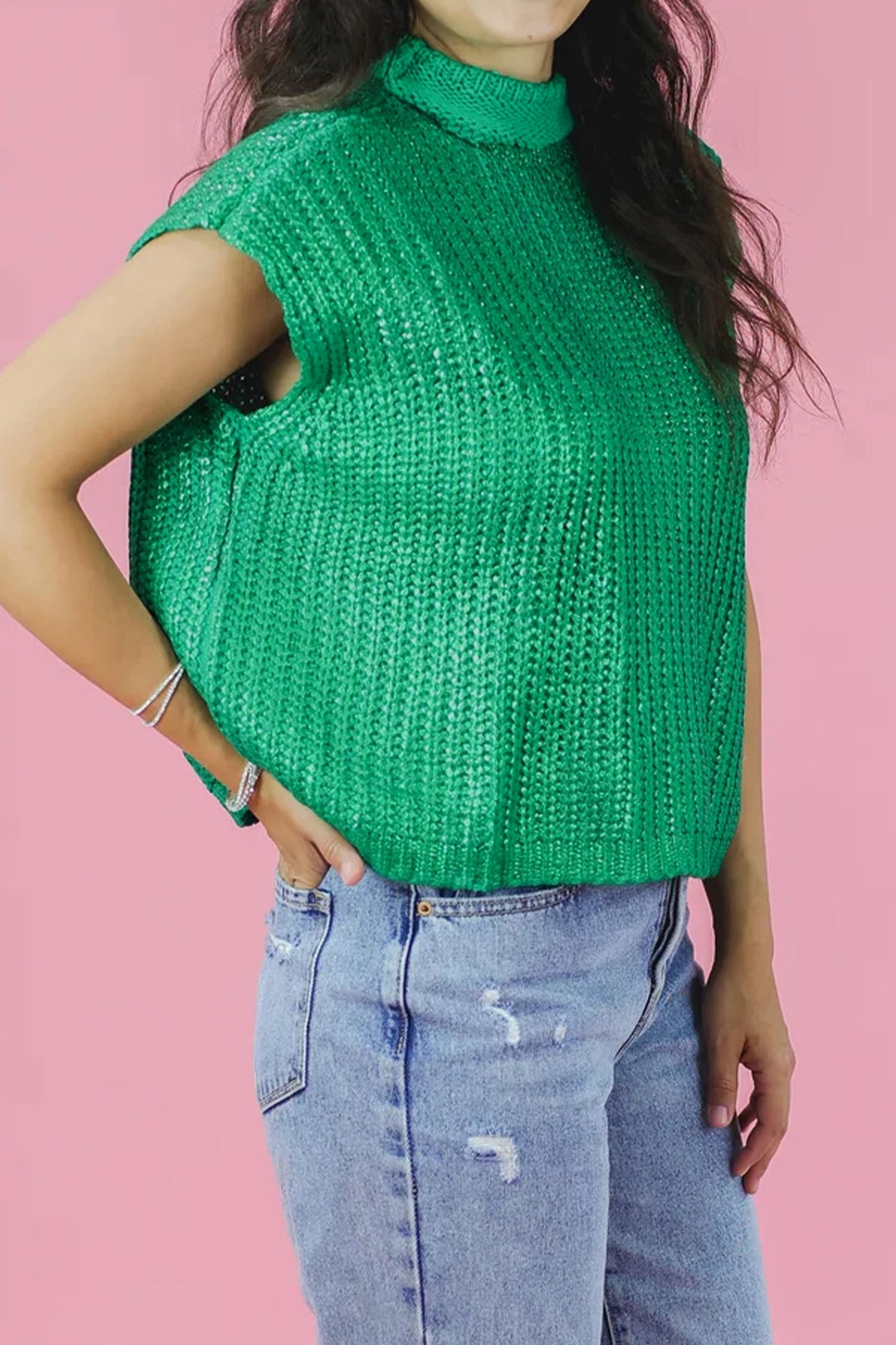 Suéter de punto de color verde brillante liso con cuello alto y manga corta