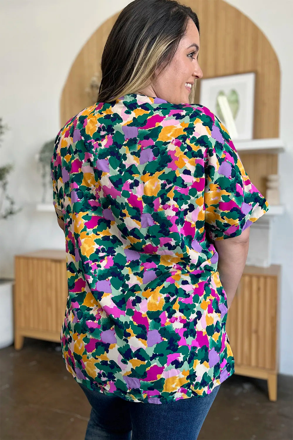 Blusa de cuello V estampada de talla completa con manga corta y abertura lateral Double Take