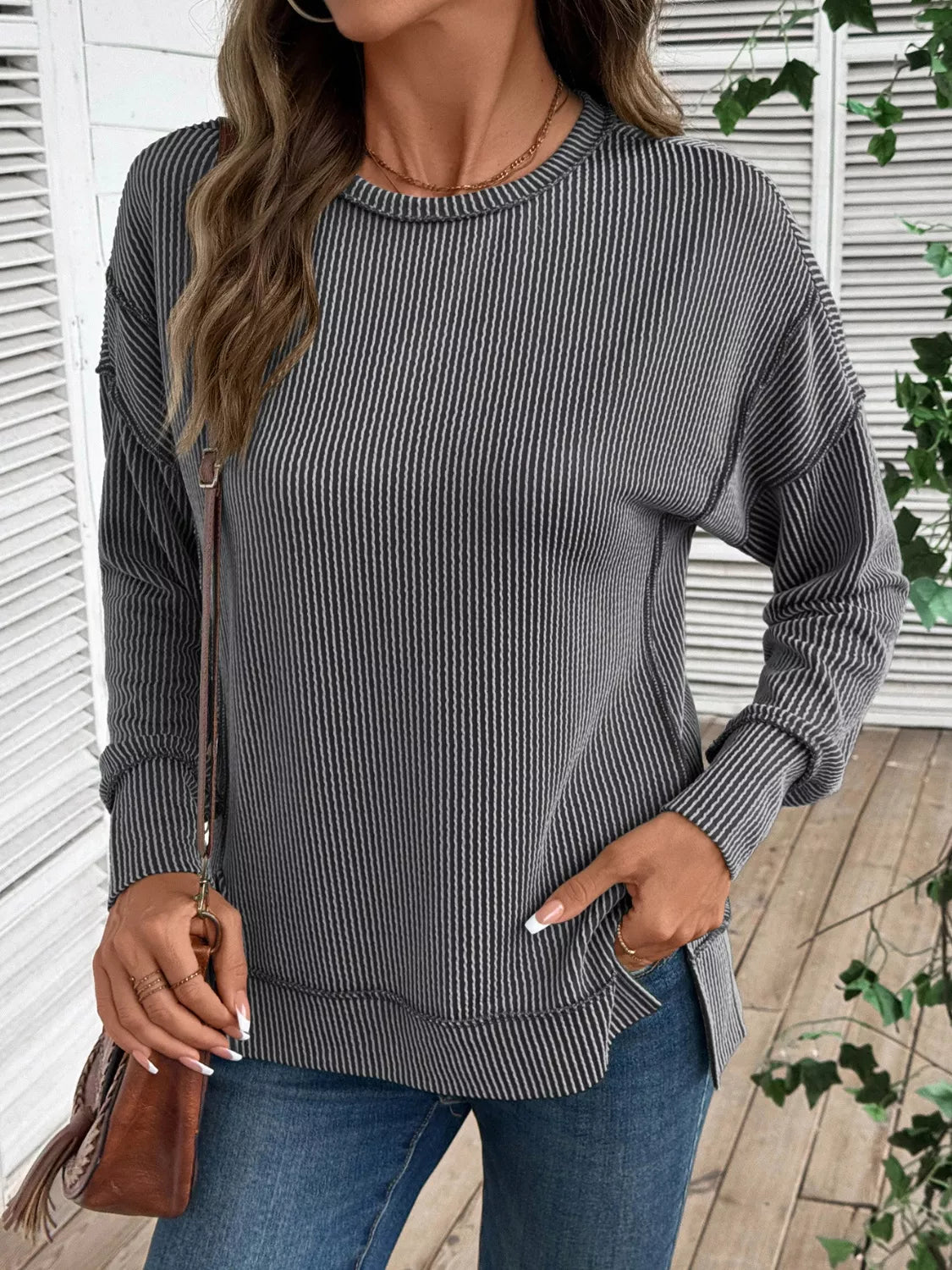 Sudadera de cuello redondo con aberturas laterales