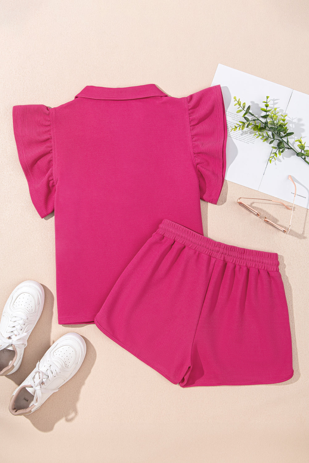 Conjunto de pantalón corto con cremallera, detalle de rayas y mangas con volantes, color rosa fresa