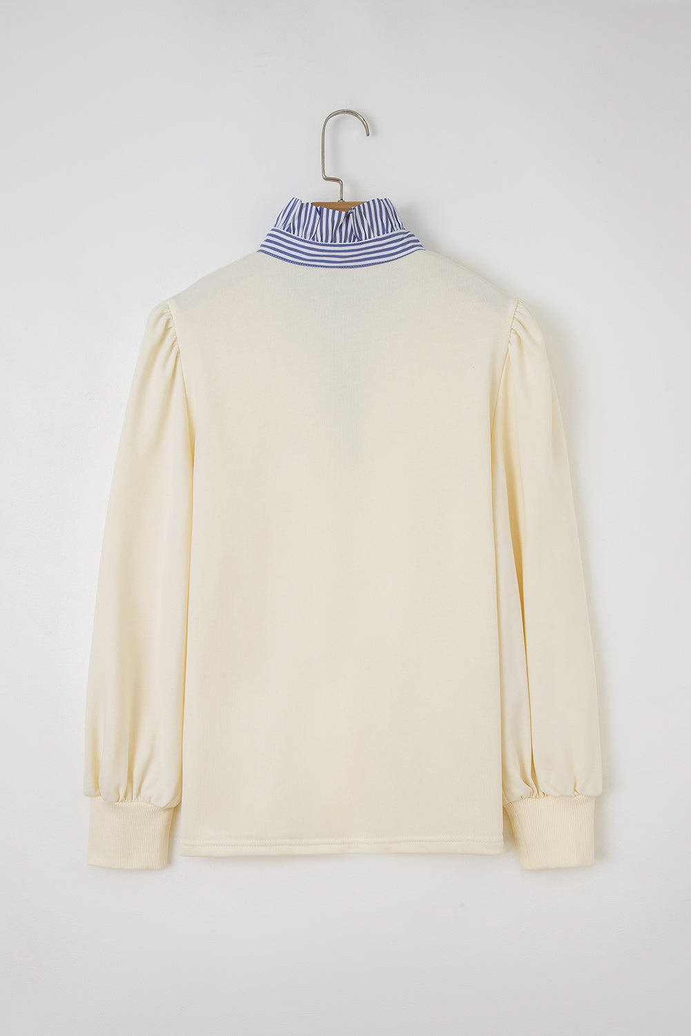 Sudadera con cuello a rayas, mangas abullonadas y parches, con botones blancos