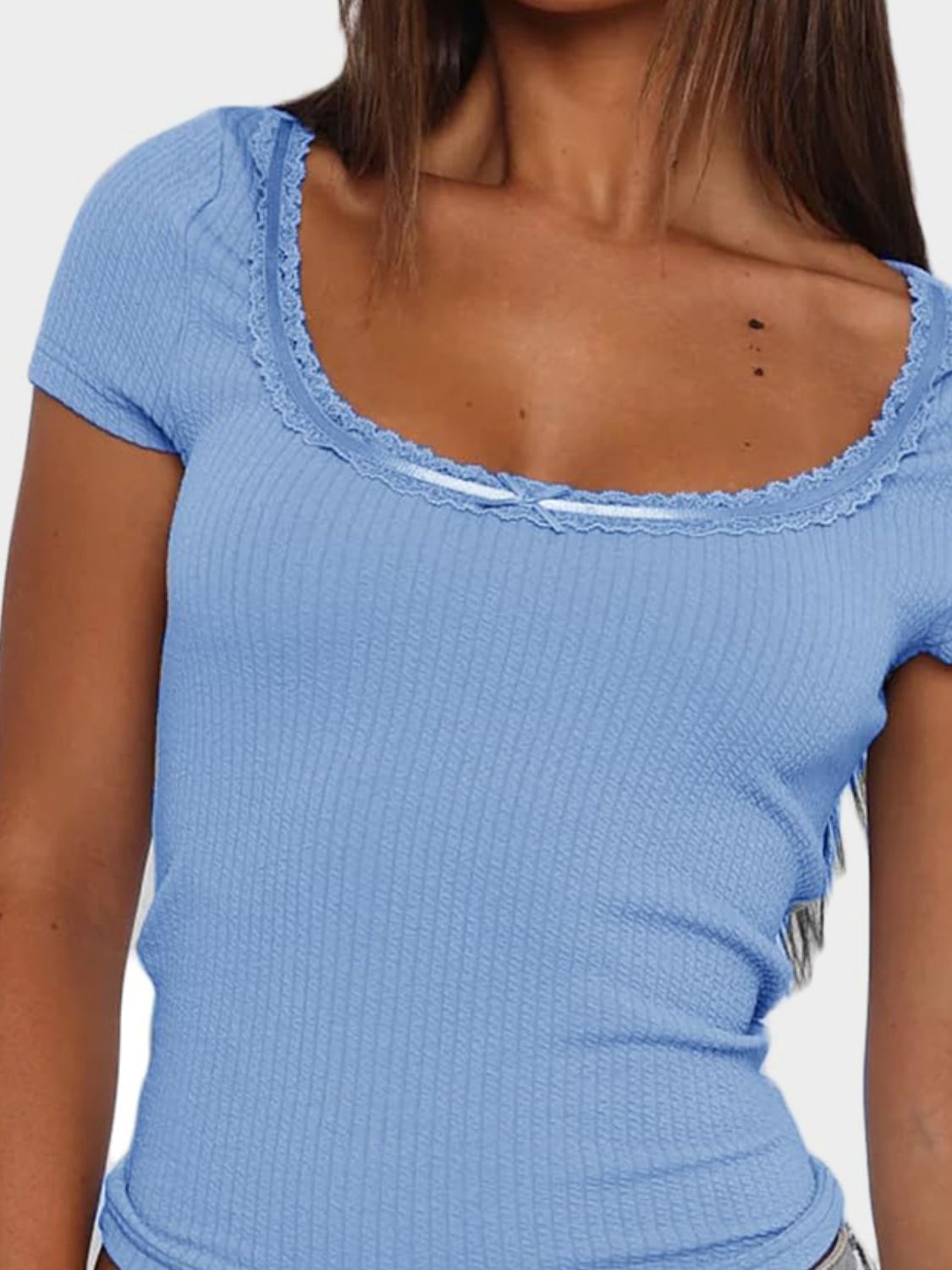 Camiseta de manga corta con cuello redondo y detalles de encaje
