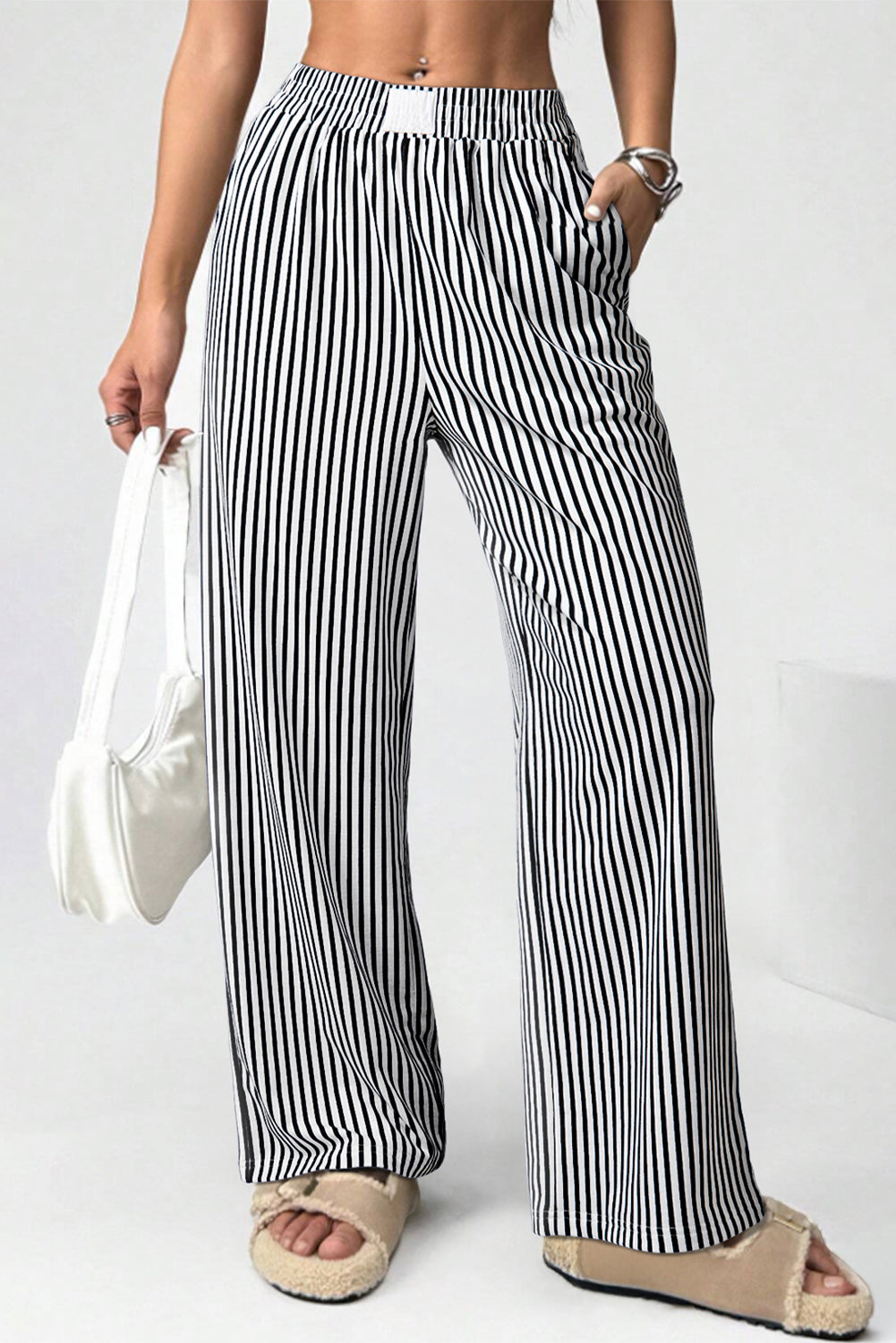 Pantalón suelto con bolsillo, elástico de rayas negras y tiro alto