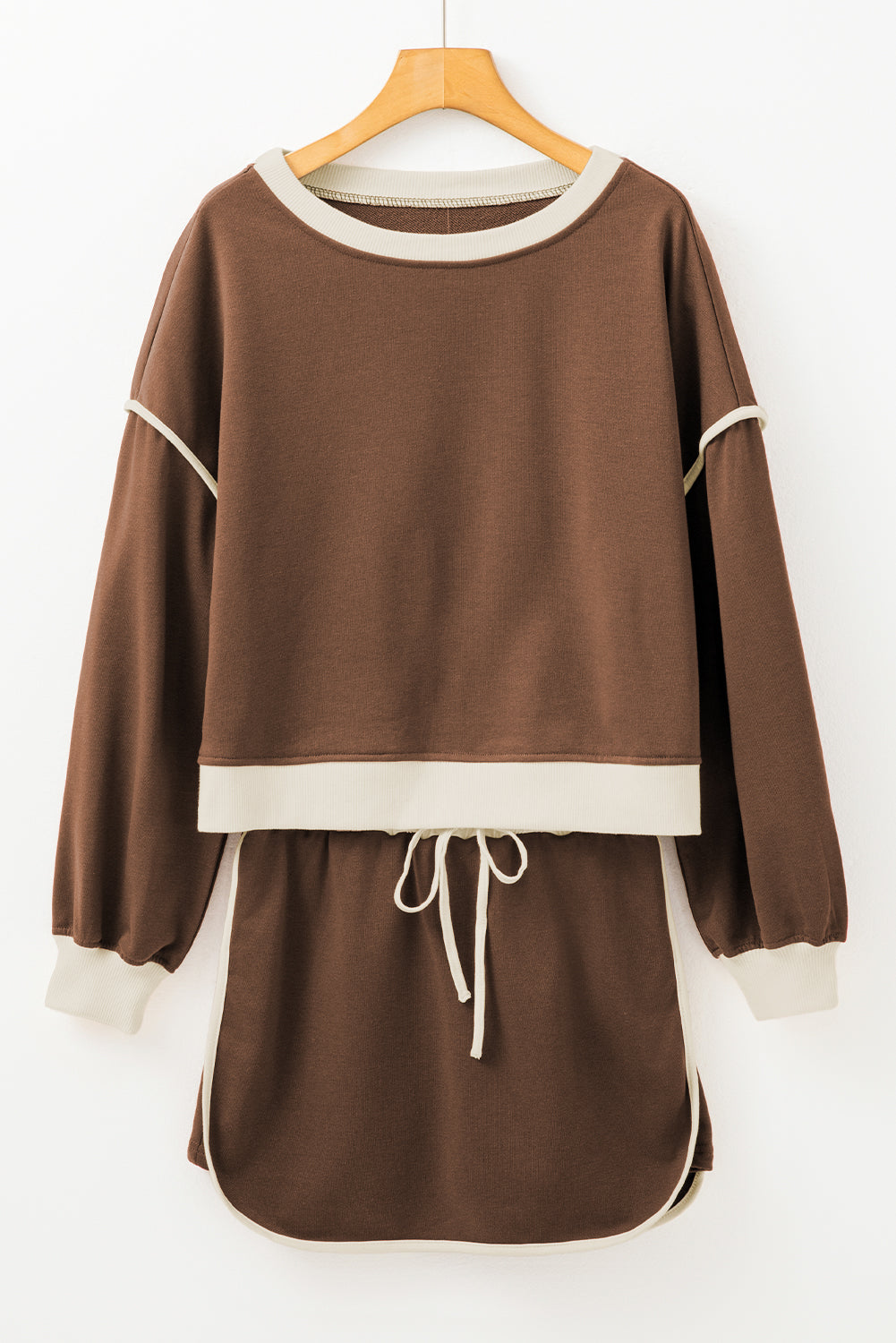 Conjunto de jersey suelto con ribete en contraste Evergreen y skort con cordones en la cintura
