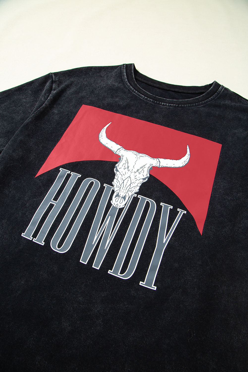 Camiseta suelta con aberturas laterales y estampado de cabeza de buey "HOWDY" de estilo occidental negro